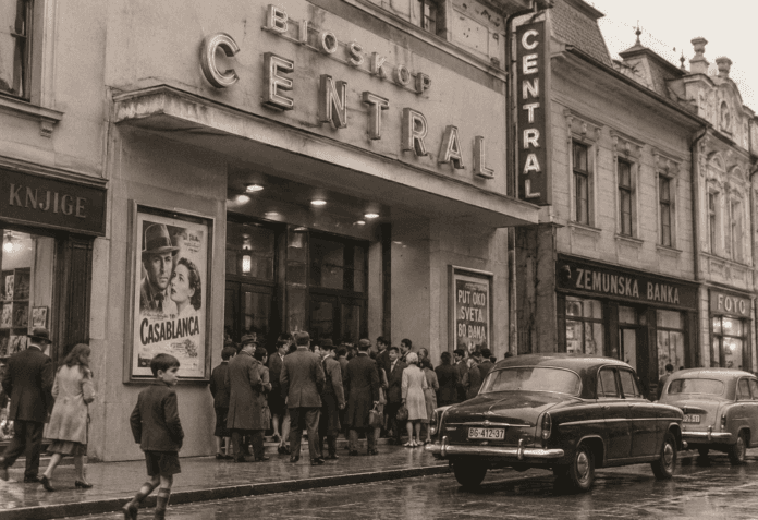 Stari bioskop u Zemunu sa publikom pred velikim filmskim platnom