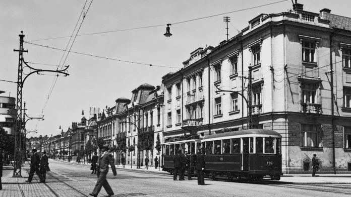 Tramvaj broj 14 u Zemunu na Jugoslovenskom trgu tridesetih godina
