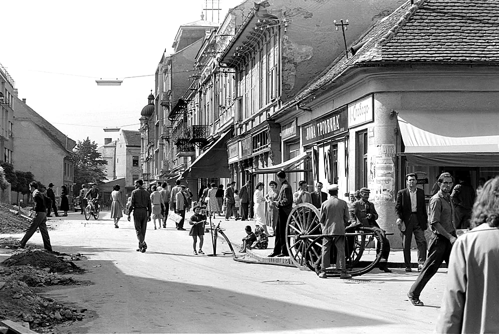 zemun-zivot-na-zemunskoj-ulici Prolaznici i radnici na zemunskoj ulici, ispred prodavnica sa tendama.